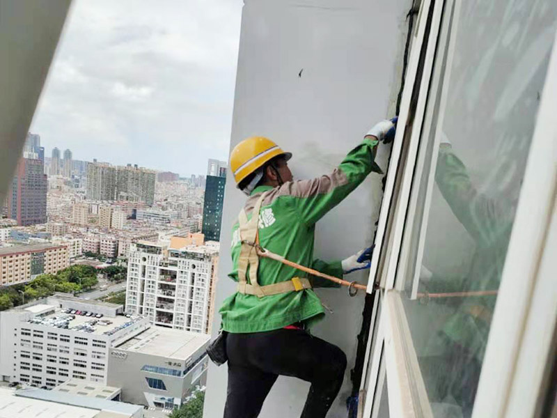 外墻窗框打膠維修：首先，在給斷橋鋁門窗打膠的時候，先要將斷橋鋁門窗邊上的膠帶給處理掉，不要粘在上面就進(jìn)行打膠防水了，而且窗戶打膠的話，必須在室外打膠，因為如果勉強在室內(nèi)進(jìn)行打膠的話，顯然打出來的膠會不均勻，這樣就起不到防水的作用了。還有盡可能的使用滿膠，也就是膠槍使用滿膠來打，這樣我們在打的過程中就不會出現(xiàn)斷膠的現(xiàn)象了。