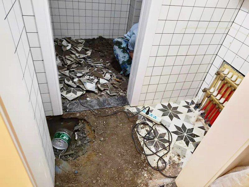 衛(wèi)生間地磚拆除找漏：首先為了拆除的進(jìn)度，將衛(wèi)生間里的衛(wèi)浴家具拆除搬出另外存放，然后開始鏟除原有的墻磚和地磚，衛(wèi)生間的防水通常是水電改完后進(jìn)行的，所以做防水前一定要封堵好下水管道，以免堵塞，小型的水管采用管用螺母封堵，大型的下水管道采用pvc纏繞膜進(jìn)行封堵。