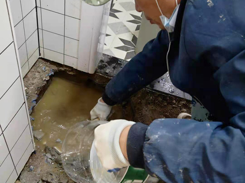衛(wèi)生間地磚拆除找漏：首先為了拆除的進(jìn)度，將衛(wèi)生間里的衛(wèi)浴家具拆除搬出另外存放，然后開始鏟除原有的墻磚和地磚，衛(wèi)生間的防水通常是水電改完后進(jìn)行的，所以做防水前一定要封堵好下水管道，以免堵塞，小型的水管采用管用螺母封堵，大型的下水管道采用pvc纏繞膜進(jìn)行封堵。
