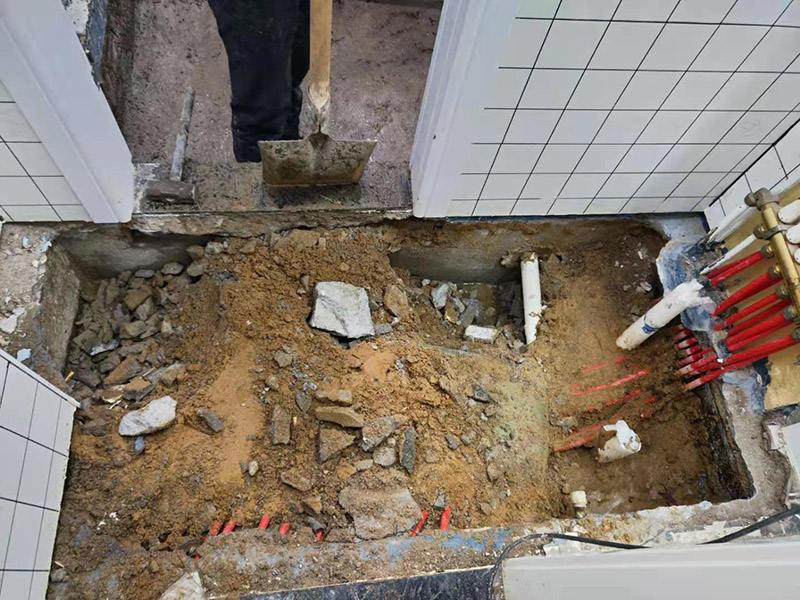 衛(wèi)生間拆除后防水翻新:衛(wèi)生間翻新如果漏水就要更換水電，尤其是那些隱蔽性極強(qiáng)，一般埋在地下或墻壁內(nèi)的。在進(jìn)行翻新的時(shí)候，最好一并更換，不管有沒(méi)有問(wèn)題，這樣都能給日后的生活帶來(lái)保障。更換完水電之后，就可以進(jìn)行瓷磚的鋪貼了。