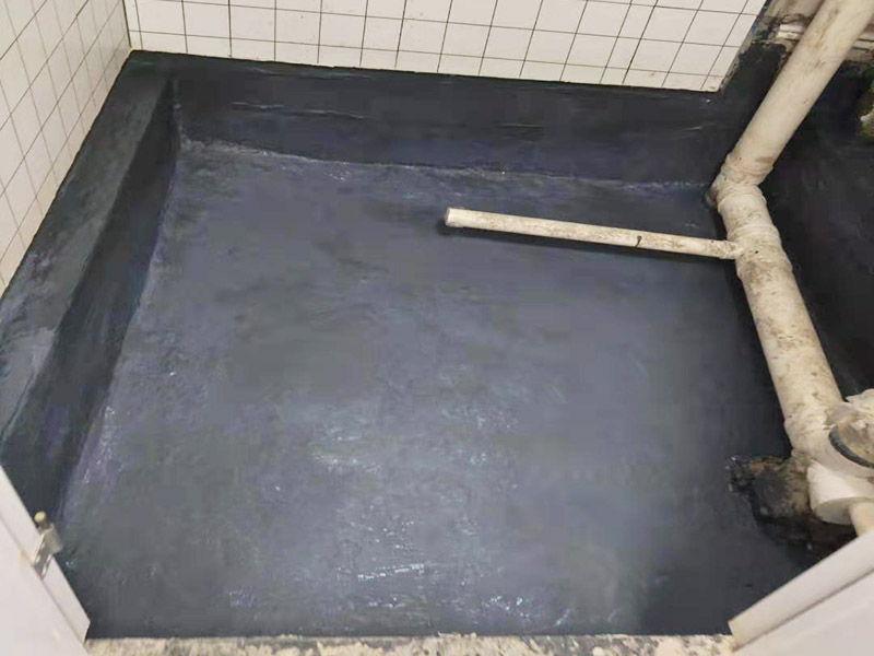 衛(wèi)生間拆除后防水翻新:衛(wèi)生間翻新如果漏水就要更換水電，尤其是那些隱蔽性極強(qiáng)，一般埋在地下或墻壁內(nèi)的。在進(jìn)行翻新的時(shí)候，最好一并更換，不管有沒(méi)有問(wèn)題，這樣都能給日后的生活帶來(lái)保障。更換完水電之后，就可以進(jìn)行瓷磚的鋪貼了。