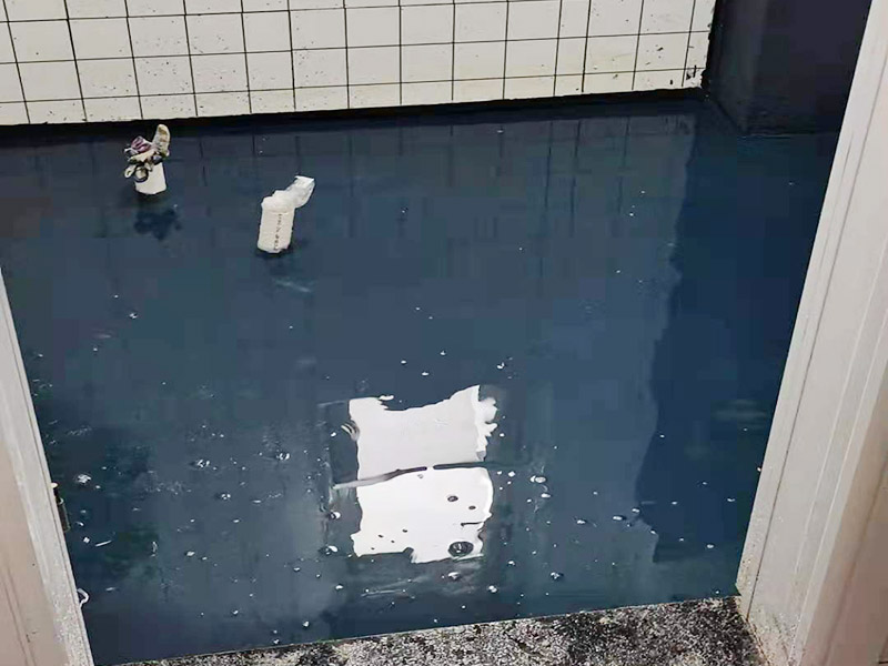 衛(wèi)生間拆除后防水翻新:衛(wèi)生間翻新如果漏水就要更換水電，尤其是那些隱蔽性極強(qiáng)，一般埋在地下或墻壁內(nèi)的。在進(jìn)行翻新的時(shí)候，最好一并更換，不管有沒(méi)有問(wèn)題，這樣都能給日后的生活帶來(lái)保障。更換完水電之后，就可以進(jìn)行瓷磚的鋪貼了。
