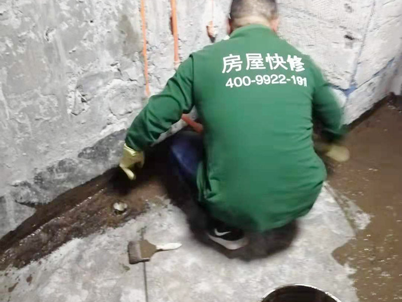 廁所地面刷防水：在進行防水處理之前，一定先找平地面，如果地面不平或效果不好，可能造成因防水涂料薄厚不均而導(dǎo)致的開裂滲漏。防水層做好后要留余一定的時間，讓防水層與建筑更好的融為一體，然后在防水層上做保護層在鋪地磚，如果地磚已鋪設(shè)完畢，可千萬不要砸地磚，用專業(yè)的補縫防水材料，把所有的縫隙堵住做好防水就好了。也同樣適用于衛(wèi)生間防水層失效后防水工程。