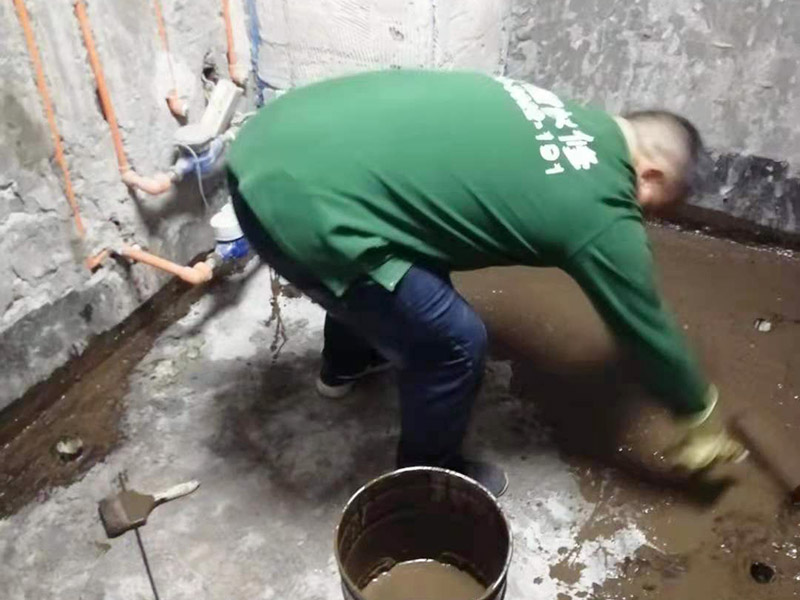 廁所地面刷防水：在進行防水處理之前，一定先找平地面，如果地面不平或效果不好，可能造成因防水涂料薄厚不均而導(dǎo)致的開裂滲漏。防水層做好后要留余一定的時間，讓防水層與建筑更好的融為一體，然后在防水層上做保護層在鋪地磚，如果地磚已鋪設(shè)完畢，可千萬不要砸地磚，用專業(yè)的補縫防水材料，把所有的縫隙堵住做好防水就好了。也同樣適用于衛(wèi)生間防水層失效后防水工程。