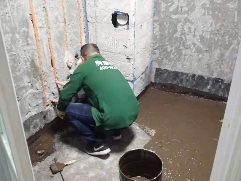 廁所地面刷防水：在進行防水處理之前，一定先找平地面，如果地面不平或效果不好，可能造成因防水涂料薄厚不均而導(dǎo)致的開裂滲漏。防水層做好后要留余一定的時間，讓防水層與建筑更好的融為一體，然后在防水層上做保護層在鋪地磚，如果地磚已鋪設(shè)完畢，可千萬不要砸地磚，用專業(yè)的補縫防水材料，把所有的縫隙堵住做好防水就好了。也同樣適用于衛(wèi)生間防水層失效后防水工程。