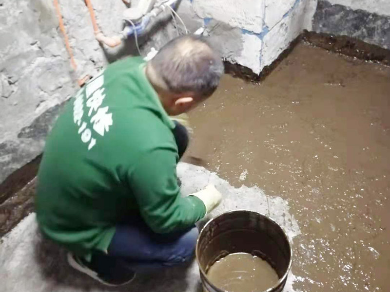 廁所地面刷防水：在進行防水處理之前，一定先找平地面，如果地面不平或效果不好，可能造成因防水涂料薄厚不均而導(dǎo)致的開裂滲漏。防水層做好后要留余一定的時間，讓防水層與建筑更好的融為一體，然后在防水層上做保護層在鋪地磚，如果地磚已鋪設(shè)完畢，可千萬不要砸地磚，用專業(yè)的補縫防水材料，把所有的縫隙堵住做好防水就好了。也同樣適用于衛(wèi)生間防水層失效后防水工程。