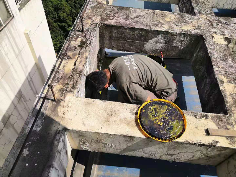 屋頂清理打膠防水：先做好節(jié)點、附加層和屋面排水比較集中部位的處理，然后由屋面最低標(biāo)高處向上施工。鋪貼天溝、檐口卷材時，宜順天溝、檐口方向以減少搭接。按先高后低、先遠后近的原則，先施工鋼屋架坡屋面，后施工平屋面。