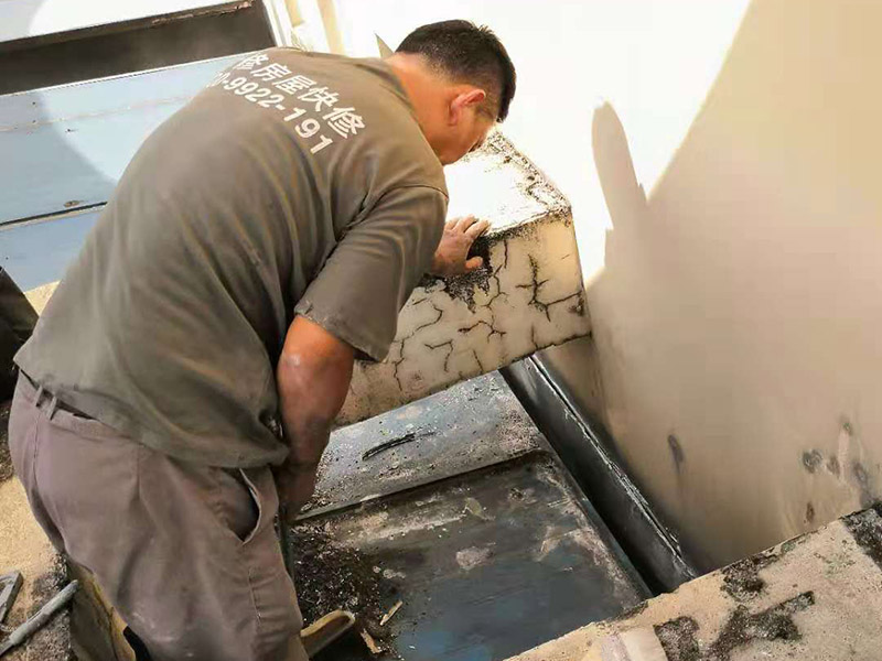 屋頂清理打膠防水：先做好節(jié)點、附加層和屋面排水比較集中部位的處理，然后由屋面最低標(biāo)高處向上施工。鋪貼天溝、檐口卷材時，宜順天溝、檐口方向以減少搭接。按先高后低、先遠后近的原則，先施工鋼屋架坡屋面，后施工平屋面。