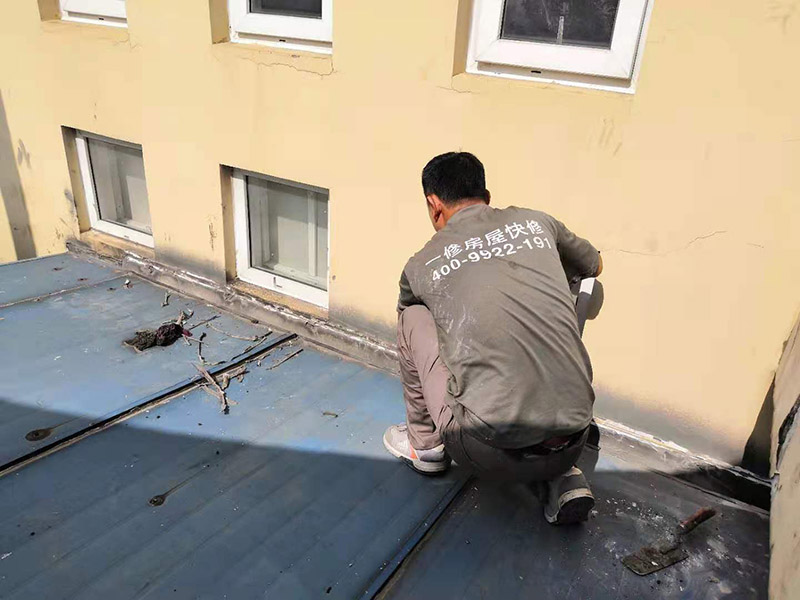 屋頂清理打膠防水：先做好節(jié)點、附加層和屋面排水比較集中部位的處理，然后由屋面最低標(biāo)高處向上施工。鋪貼天溝、檐口卷材時，宜順天溝、檐口方向以減少搭接。按先高后低、先遠后近的原則，先施工鋼屋架坡屋面，后施工平屋面。
