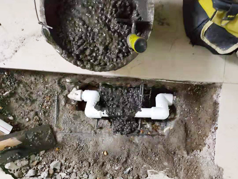地面暗管漏水更換：最好的辦法就是把滲漏處拆開，截去滲漏的部分，然后采用兩頭焊接束節(jié)加一小節(jié)水管的辦法，把滲漏處修復(fù)。這樣雖然麻煩，但修復(fù)效果好，可以達(dá)到長期不再滲漏的目的。
