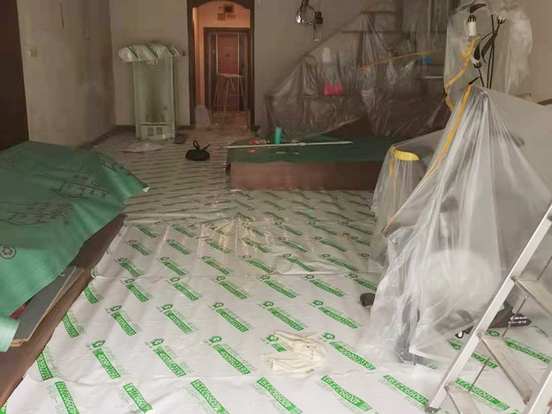 舊房客廳翻新：首先如果只是翻新墻面，地面就需要做好成品保護，這樣免得造成地面二次污染，老墻面的翻新處理的時候要注意將老墻面的原有裝修和裝飾都一并的清除。水泥層損壞，將損壞的墻面部分全部鏟除，之后再使用水泥進行涂抹。墻面的底漆作用非常重要，具有防潮、保護墻面、提高墻面粉刷效果的作用。最后再刷乳膠漆，在進行涂刷的時候也要從上到下順著一個方向進行涂刷。