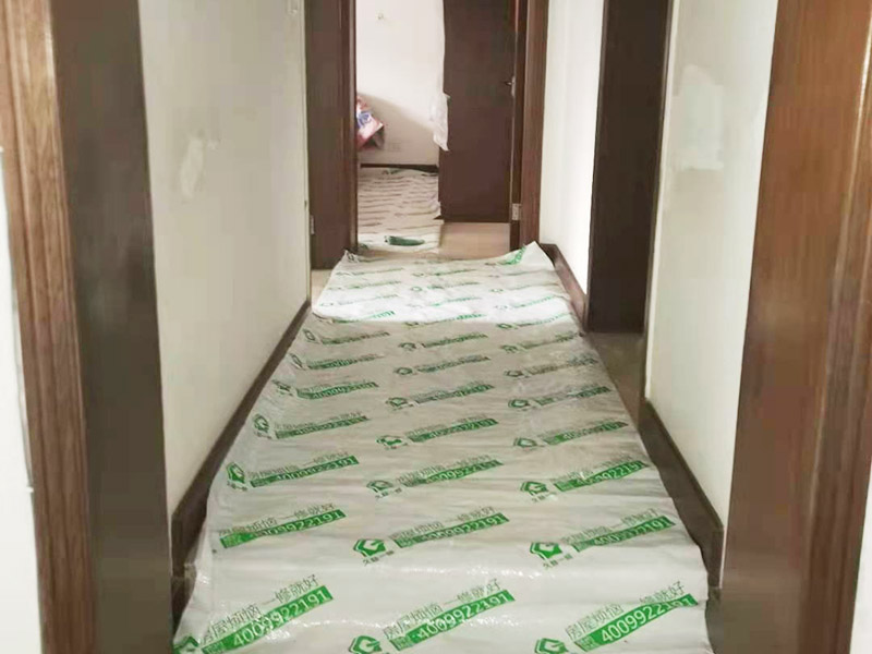舊房客廳翻新：首先如果只是翻新墻面，地面就需要做好成品保護，這樣免得造成地面二次污染，老墻面的翻新處理的時候要注意將老墻面的原有裝修和裝飾都一并的清除。水泥層損壞，將損壞的墻面部分全部鏟除，之后再使用水泥進行涂抹。墻面的底漆作用非常重要，具有防潮、保護墻面、提高墻面粉刷效果的作用。最后再刷乳膠漆，在進行涂刷的時候也要從上到下順著一個方向進行涂刷。