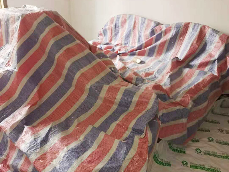 舊房客廳翻新：首先如果只是翻新墻面，地面就需要做好成品保護，這樣免得造成地面二次污染，老墻面的翻新處理的時候要注意將老墻面的原有裝修和裝飾都一并的清除。水泥層損壞，將損壞的墻面部分全部鏟除，之后再使用水泥進行涂抹。墻面的底漆作用非常重要，具有防潮、保護墻面、提高墻面粉刷效果的作用。最后再刷乳膠漆，在進行涂刷的時候也要從上到下順著一個方向進行涂刷。