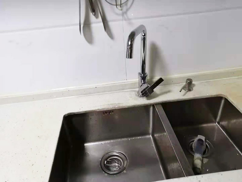 水槽臺盆打膠維修：把水池放好后，需在盆的四周畫上記號，并且把水池取下，接著再打玻璃膠即可。等玻璃較打好后，需要把盆放下去壓一下，并把多余的膠用刮板刮掉即可。當(dāng)然，玻璃膠也可以替換成密封條，同樣具備防水作用。