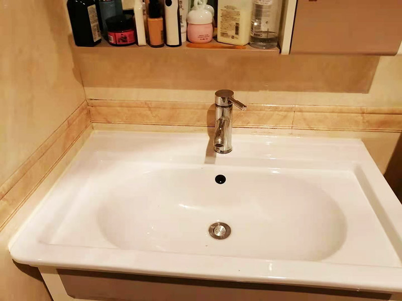 水槽臺盆打膠維修：把水池放好后，需在盆的四周畫上記號，并且把水池取下，接著再打玻璃膠即可。等玻璃較打好后，需要把盆放下去壓一下，并把多余的膠用刮板刮掉即可。當(dāng)然，玻璃膠也可以替換成密封條，同樣具備防水作用。