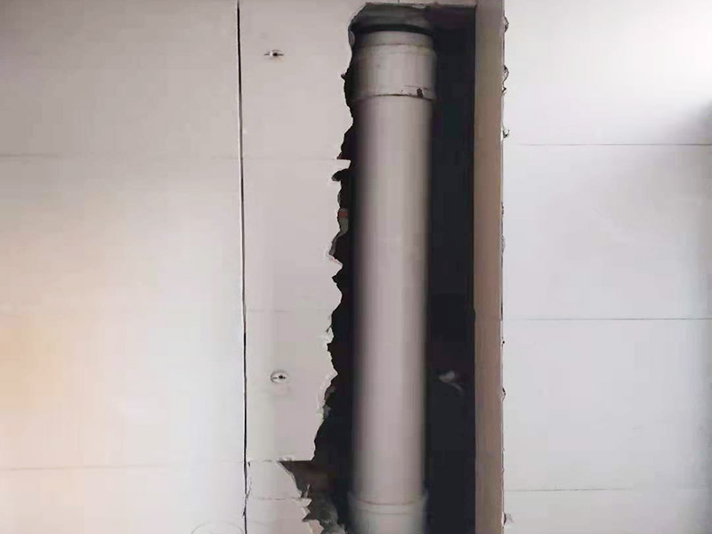 主排水管道維修更換：漏水的地方太大，建議換新水管，更換前要將整棟樓的水停下來(lái)，否則就會(huì)影響到后期的施工。更換的時(shí)候要將漏水的地方截掉，然后套上尺寸相同的新管，并用PVC膠水把連接處粘好。假如滲透的不嚴(yán)重，那么直接用PVC膠水粘結(jié)好，再拿防水布裹緊即可。