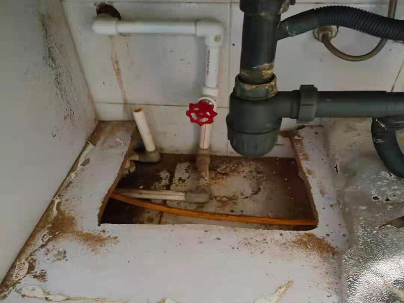 主排水管道維修更換：漏水的地方太大，建議換新水管，更換前要將整棟樓的水停下來(lái)，否則就會(huì)影響到后期的施工。更換的時(shí)候要將漏水的地方截掉，然后套上尺寸相同的新管，并用PVC膠水把連接處粘好。假如滲透的不嚴(yán)重，那么直接用PVC膠水粘結(jié)好，再拿防水布裹緊即可。