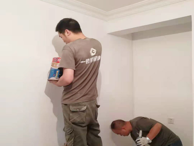 客廳墻面刷漆修補(bǔ)：首先檢查墻面問題點(diǎn)在哪里，找到問題逐步解決，如果發(fā)現(xiàn)墻體不夠堅(jiān)實(shí)，墻面存在大裂縫等問題，應(yīng)該先對(duì)墻面進(jìn)行處理。此時(shí)需要注意處理墻面的時(shí)候，膩?zhàn)樱z水，涂料在施工的會(huì)后難免會(huì)對(duì)周圍已經(jīng)裝修好的成品造成影響，在施工前要做好成品的保護(hù)。清理好打磨后的膩?zhàn)颖砻娴母m被，就可以刷底漆了，底漆可以提高面漆的附著力、增加面漆的豐滿度、提供抗堿性、提供防腐功能等，使用底漆后面漆更易涂刷，減少了面漆的使用量。
