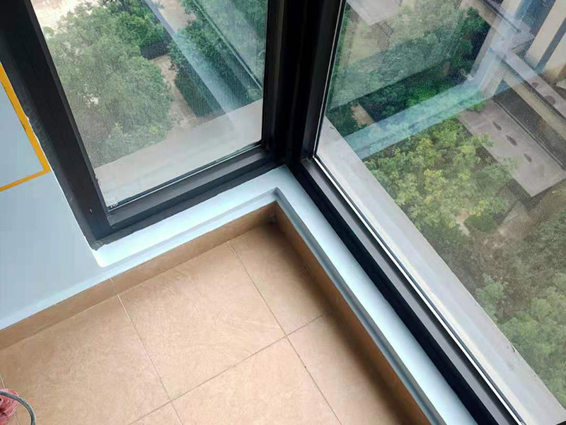 陽臺窗框找平刷白：陽臺漏水如果是窗戶與墻體之間的接縫過大，可以將原有的老化或破損的密封材料剔除，然后將基層處理干凈平整順直。對于窗戶與墻體較大的縫隙處用發(fā)泡膠填滿，內(nèi)、外側(cè)及窗框、窗扇壓條必須打滿膠密封起來。