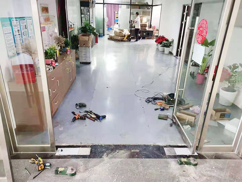 玻璃門地彈簧更換：地彈簧是一種閉門器，而這種閉門器在玻璃門中使用較多。玻璃門地彈簧也是一種液壓式閉門器，其壓緊彈簧的裝置為蝸輪，主要是因?yàn)槲佪喛梢哉聪蛐D(zhuǎn)，根據(jù)玻璃門地彈簧的特點(diǎn)，基本配置是天軸和地軸，除了玻璃門，可以適用于幾乎所有木制、鋼制、鋁合金門和使用玻璃門夾的無(wú)邊框玻璃門。