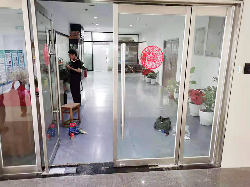 玻璃門地彈簧更換：地彈簧是一種閉門器，而這種閉門器在玻璃門中使用較多。玻璃門地彈簧也是一種液壓式閉門器，其壓緊彈簧的裝置為蝸輪，主要是因?yàn)槲佪喛梢哉聪蛐D(zhuǎn)，根據(jù)玻璃門地彈簧的特點(diǎn)，基本配置是天軸和地軸，除了玻璃門，可以適用于幾乎所有木制、鋼制、鋁合金門和使用玻璃門夾的無(wú)邊框玻璃門。