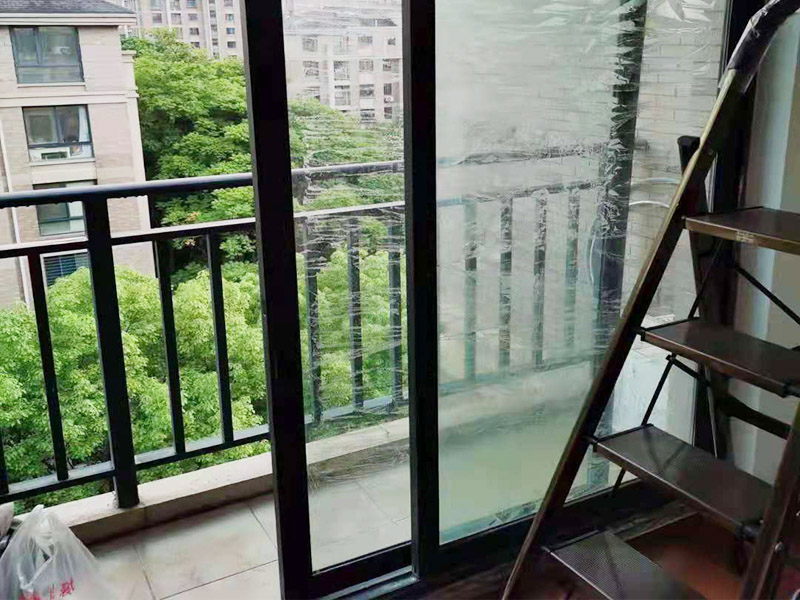 玻璃門地彈簧更換：地彈簧是一種閉門器，而這種閉門器在玻璃門中使用較多。玻璃門地彈簧也是一種液壓式閉門器，其壓緊彈簧的裝置為蝸輪，主要是因?yàn)槲佪喛梢哉聪蛐D(zhuǎn)，根據(jù)玻璃門地彈簧的特點(diǎn)，基本配置是天軸和地軸，除了玻璃門，可以適用于幾乎所有木制、鋼制、鋁合金門和使用玻璃門夾的無(wú)邊框玻璃門。