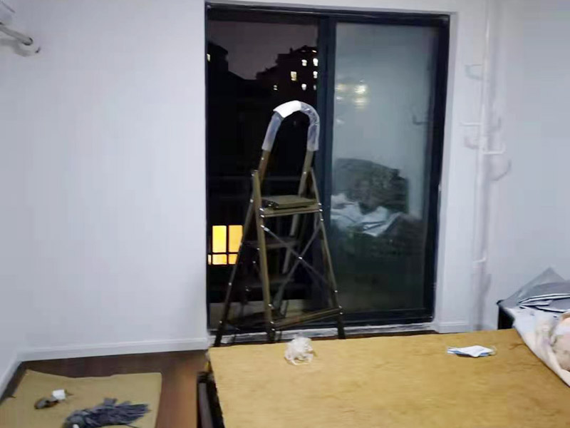 玻璃門地彈簧更換：地彈簧是一種閉門器，而這種閉門器在玻璃門中使用較多。玻璃門地彈簧也是一種液壓式閉門器，其壓緊彈簧的裝置為蝸輪，主要是因?yàn)槲佪喛梢哉聪蛐D(zhuǎn)，根據(jù)玻璃門地彈簧的特點(diǎn)，基本配置是天軸和地軸，除了玻璃門，可以適用于幾乎所有木制、鋼制、鋁合金門和使用玻璃門夾的無(wú)邊框玻璃門。