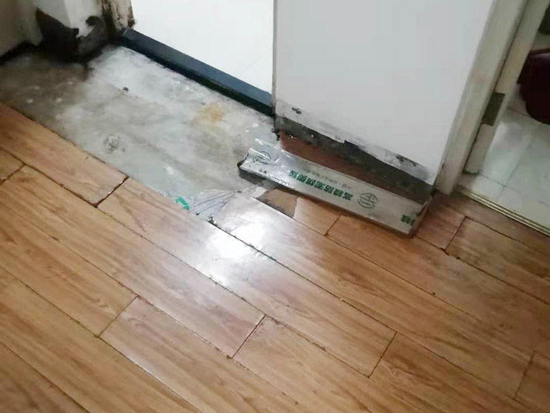 地板重新鋪貼：首先將原有的木地板或者瓷磚拆除掉，最好先從踢腳線開始拆除，這樣比較方便拆一點(diǎn)。然后如果發(fā)現(xiàn)地面不平整的地方，再重新打磨平整后，最后再重新上地磚或是木地板來鋪貼。