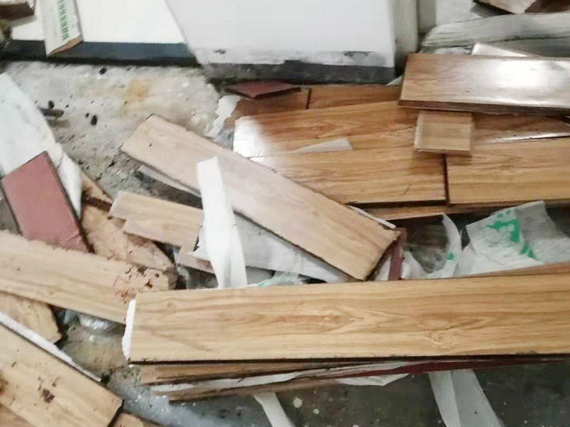 地板重新鋪貼：首先將原有的木地板或者瓷磚拆除掉，最好先從踢腳線開始拆除，這樣比較方便拆一點(diǎn)。然后如果發(fā)現(xiàn)地面不平整的地方，再重新打磨平整后，最后再重新上地磚或是木地板來鋪貼。