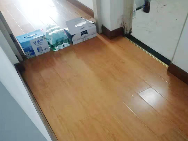 地板重新鋪貼：首先將原有的木地板或者瓷磚拆除掉，最好先從踢腳線開始拆除，這樣比較方便拆一點(diǎn)。然后如果發(fā)現(xiàn)地面不平整的地方，再重新打磨平整后，最后再重新上地磚或是木地板來鋪貼。