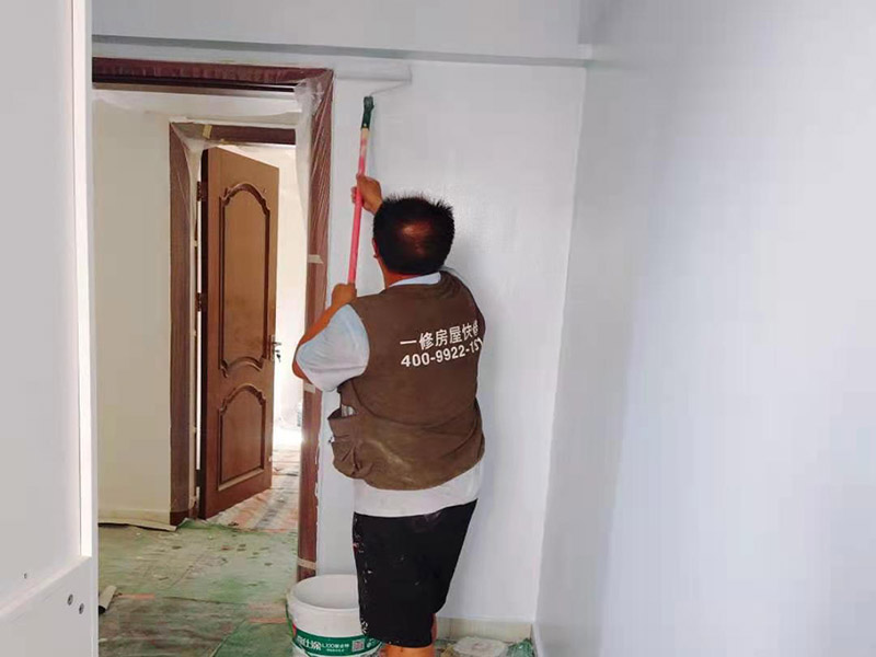 墻面刷乳膠漆服務：墻面上有污漬的話，會直接影響到乳膠漆的附著力。這其實是在變向浪費乳膠漆。如果強刷乳膠漆的話，只會出現(xiàn)墻面不均勻，油漆刷不上的情況。所以需要鏟除舊墻做好基層處理。然后再刷底漆乳膠漆