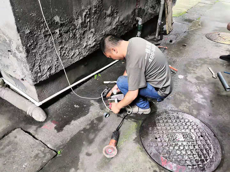 水管漏水更換改造：先找到水管漏點(diǎn)，然后用鋸子將PPR管出現(xiàn)漏水問(wèn)題的位置鋸掉，同時(shí)要注意的是口子必須是平整的，用砂紙對(duì)管材的斷口進(jìn)行打磨處理，順便將管道打磨區(qū)域周邊打掃一下，再截取合適長(zhǎng)度的ppr管，最后把管件和截取的ppr管熱熔到一起。