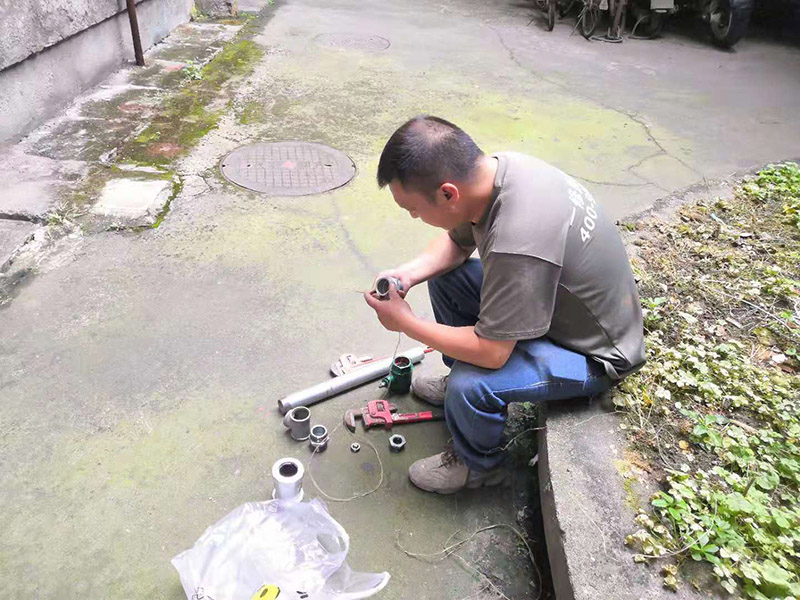水管漏水更換改造：先找到水管漏點(diǎn)，然后用鋸子將PPR管出現(xiàn)漏水問(wèn)題的位置鋸掉，同時(shí)要注意的是口子必須是平整的，用砂紙對(duì)管材的斷口進(jìn)行打磨處理，順便將管道打磨區(qū)域周邊打掃一下，再截取合適長(zhǎng)度的ppr管，最后把管件和截取的ppr管熱熔到一起。