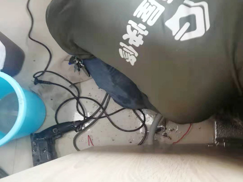 水管漏水更換改造：先找到水管漏點(diǎn)，然后用鋸子將PPR管出現(xiàn)漏水問(wèn)題的位置鋸掉，同時(shí)要注意的是口子必須是平整的，用砂紙對(duì)管材的斷口進(jìn)行打磨處理，順便將管道打磨區(qū)域周邊打掃一下，再截取合適長(zhǎng)度的ppr管，最后把管件和截取的ppr管熱熔到一起。