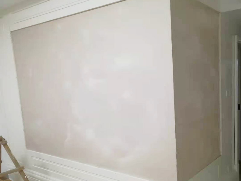 辦公室玻璃封石膏板：玻璃墻面后期做封閉處理，先把需要封閉的地方尺寸在木龍骨上做好好標(biāo)記，然后切割木龍骨、石膏板固定在玻璃周圍，打膠封邊再掛膩?zhàn)诱移?，后面就與墻面粉刷差不多了。