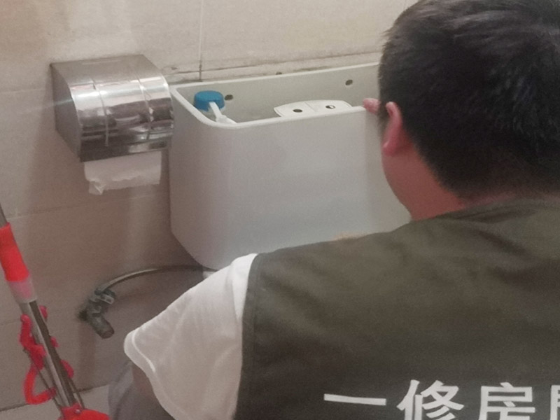 局部拆除維修：榻榻米的安裝是一個很講究工藝且相對較為復(fù)雜的過程，沒有專業(yè)人士的輔助，是根本裝不上的。只能安裝在固定的地方，所以后期如果有空間需要重新規(guī)劃只能拆除它，拆除時榻榻米可能就不能保證不損壞。