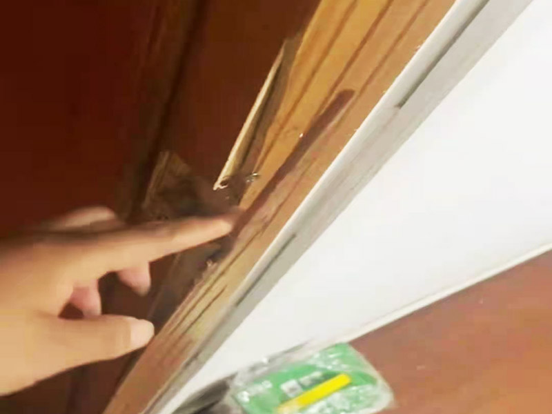 門(mén)框破損維修：首先將破損的洞清理干凈，用砂紙打磨一下除去污垢，將膩?zhàn)雍秃锰钤诳斩磧?nèi)，等膩?zhàn)痈珊笥蒙凹埓蚰ス饣?，或者速干膠干透的木渣也是打磨光滑，除去上邊的灰塵。然后使用修補(bǔ)膏或者油漆對(duì)修補(bǔ)平整光滑的膩?zhàn)由险{(diào)色，還原成與周?chē)粯拥纳?，用吹風(fēng)機(jī)快速吹干油漆。