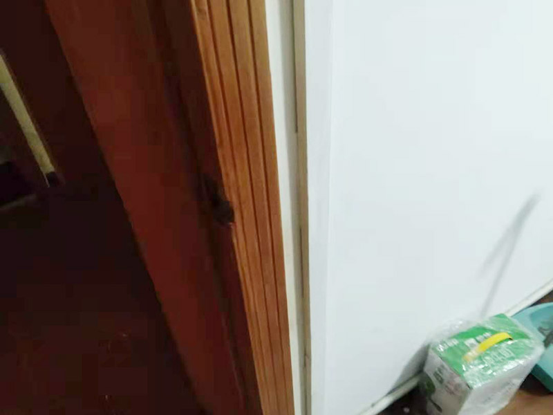 門(mén)框破損維修：首先將破損的洞清理干凈，用砂紙打磨一下除去污垢，將膩?zhàn)雍秃锰钤诳斩磧?nèi)，等膩?zhàn)痈珊笥蒙凹埓蚰ス饣?，或者速干膠干透的木渣也是打磨光滑，除去上邊的灰塵。然后使用修補(bǔ)膏或者油漆對(duì)修補(bǔ)平整光滑的膩?zhàn)由险{(diào)色，還原成與周?chē)粯拥纳?，用吹風(fēng)機(jī)快速吹干油漆。