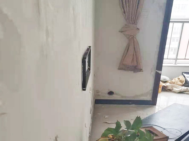 墻面空鼓掉皮維修：首先將空鼓部分敲掉，將涂料層除去，對墻面作找平處理，然后使用石膏基防霉耐水批土做墻面滿批后再刷一底二面的漆就可以了。重新進(jìn)行墻面粉刷，粉刷時需要注意，需要在粉刷前一天將墻面濕潤。