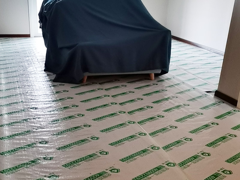 全屋地面家具成品保護(hù)：正確的施工順序應(yīng)該是搞好成品保護(hù)，地面鋪貼完成清潔干凈后，可以用厚一點(diǎn)的泡沫包裝膜，然后可以再加一層塑料膜，這樣就不至于損壞地磚了，也可以用保護(hù)膜，其效果與地板革相似。