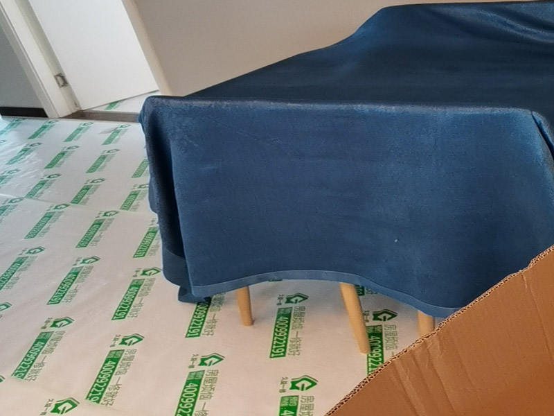 全屋地面家具成品保護(hù)：正確的施工順序應(yīng)該是搞好成品保護(hù)，地面鋪貼完成清潔干凈后，可以用厚一點(diǎn)的泡沫包裝膜，然后可以再加一層塑料膜，這樣就不至于損壞地磚了，也可以用保護(hù)膜，其效果與地板革相似。