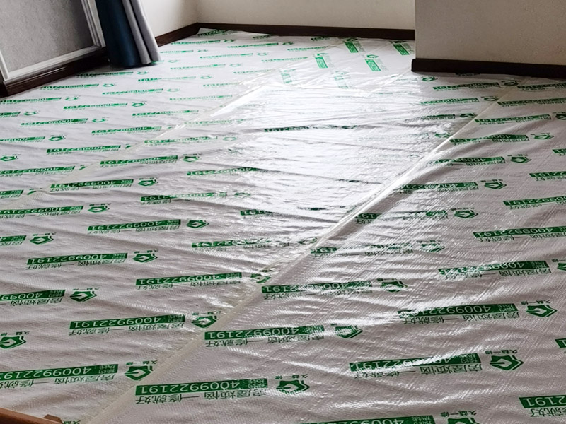 全屋地面家具成品保護(hù)：正確的施工順序應(yīng)該是搞好成品保護(hù)，地面鋪貼完成清潔干凈后，可以用厚一點(diǎn)的泡沫包裝膜，然后可以再加一層塑料膜，這樣就不至于損壞地磚了，也可以用保護(hù)膜，其效果與地板革相似。