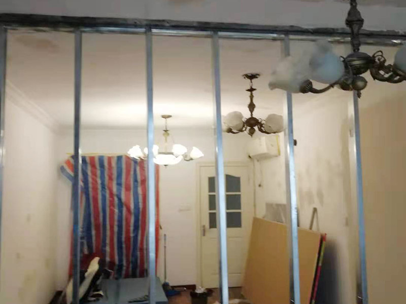 隔斷裝飾安裝維修：隔斷不僅可以起到隔斷空間的作用，讓空間相對獨立，同時更是家中一道靚麗的風(fēng)景線，起到更好的裝飾效果，甚至是以實用性為主來增加儲物空間。隔斷分多種，硬隔斷是直接一堵墻或者柜子擋住作為隔斷，通透性較差；軟隔斷是有物品遮擋，但是并不遮擋視線，通透性比較高。 玻璃的通透性不會影響空間的采光效果，在視覺上還有拉伸空間的效果。小巧的體積不會占據(jù)太多空間，拆除時對空間的損害也非常小。