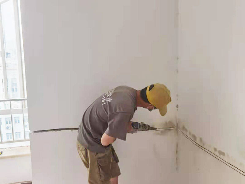 電路開槽移位維修：電路線路開槽深度應(yīng)一致，槽線頂直，應(yīng)先在墻面彈出控制線后，再用云石機(jī)切割墻面，人工開槽。線路安裝時必須加護(hù)線套管，套管連接應(yīng)緊密、平順，直角拐角處應(yīng)將角內(nèi)側(cè)切開，切口一側(cè)切圓弧形接口后，折彎安裝。