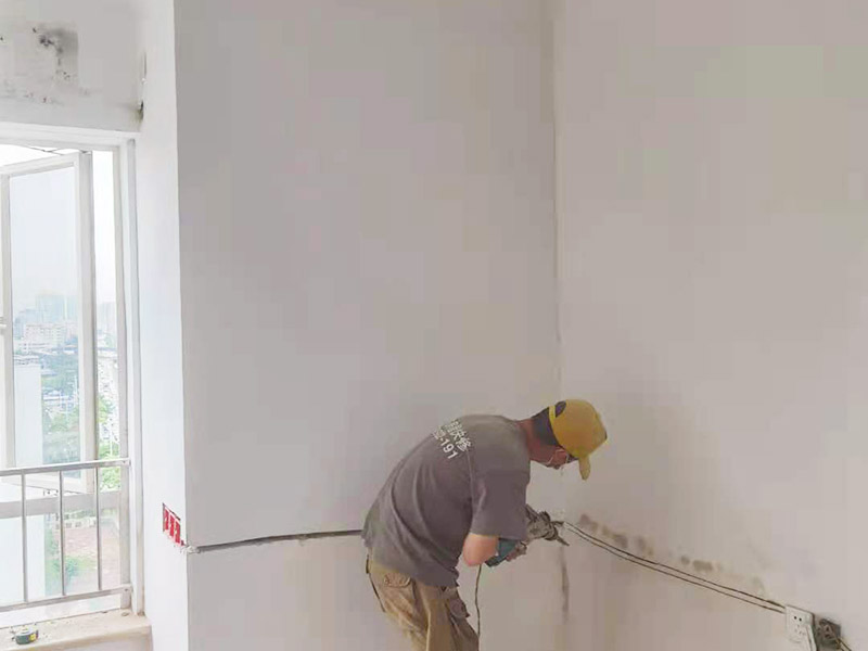 電路開槽移位維修：電路線路開槽深度應(yīng)一致，槽線頂直，應(yīng)先在墻面彈出控制線后，再用云石機(jī)切割墻面，人工開槽。線路安裝時必須加護(hù)線套管，套管連接應(yīng)緊密、平順，直角拐角處應(yīng)將角內(nèi)側(cè)切開，切口一側(cè)切圓弧形接口后，折彎安裝。