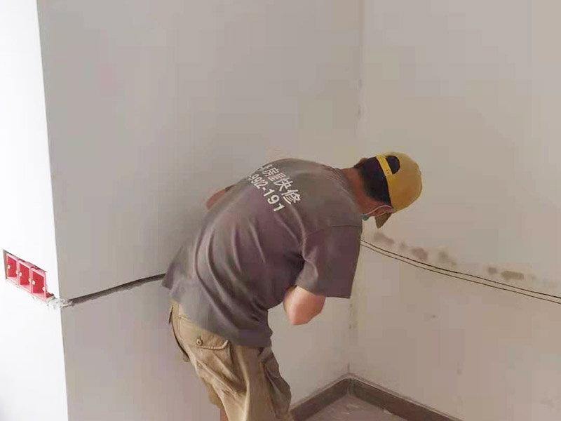 電路開槽移位維修：電路線路開槽深度應(yīng)一致，槽線頂直，應(yīng)先在墻面彈出控制線后，再用云石機(jī)切割墻面，人工開槽。線路安裝時必須加護(hù)線套管，套管連接應(yīng)緊密、平順，直角拐角處應(yīng)將角內(nèi)側(cè)切開，切口一側(cè)切圓弧形接口后，折彎安裝。