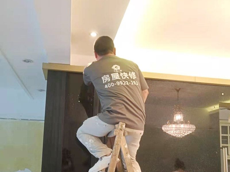 拆除舊墻體表面附著物是二次裝修中必須進行的一項工作，一般包括墻面原有乳膠漆和膩子層的鏟除、原有木裝修、原有其它表面裝飾物如壁紙等的拆除等。