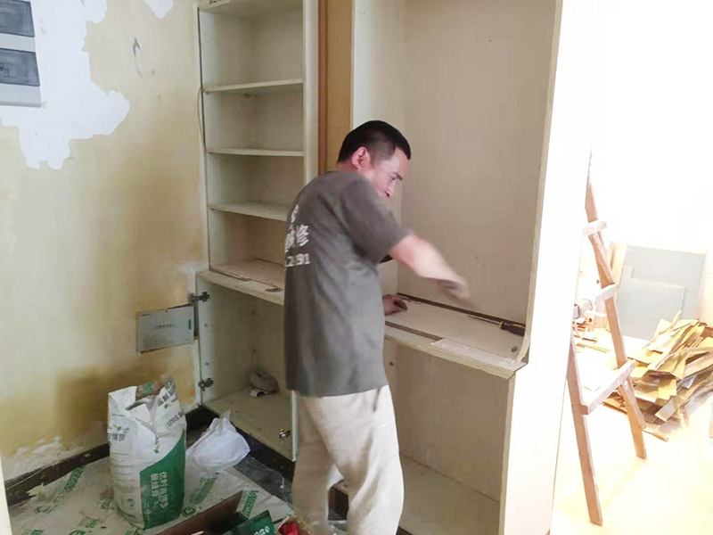 局部拆除裝修施工：主體拆改的過程中原材料的去留也是一個(gè)大問題，這在拆改前期就需要最好必須的準(zhǔn)備，可以直接使用的材料也可以保留下來，這樣可以有效回收利用并且可以節(jié)省開支。主體拆改變動(dòng)越大、所需要的工期就越長，材料越高檔，相對(duì)價(jià)格就越高。