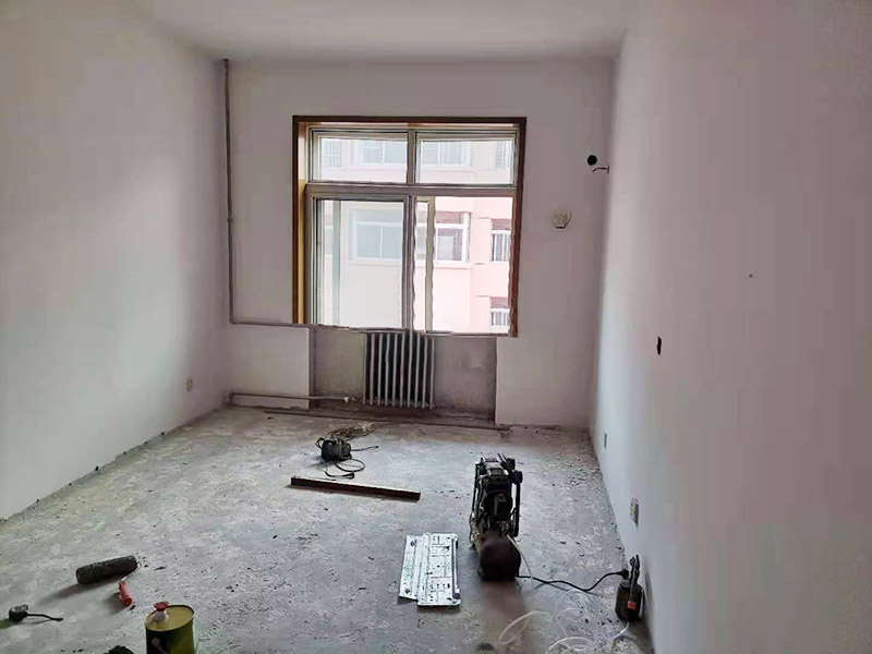 局部裝修前后對比圖：對于地板鋪貼的裝修：首先清掃地面，把灰塵掃干凈。平整地面、排除死角問題，防止地板鋪不平整，正平后在掃一次，確保地面干凈無雜物。然后開始鋪地膜，用地板專用膠帶粘接地膜。開始擺放地板。把地板按照編號擺放好位置。最后地板鋪好了就可以開始裝踢腳線線，裝完踢腳腳線進行最后的清潔工作。