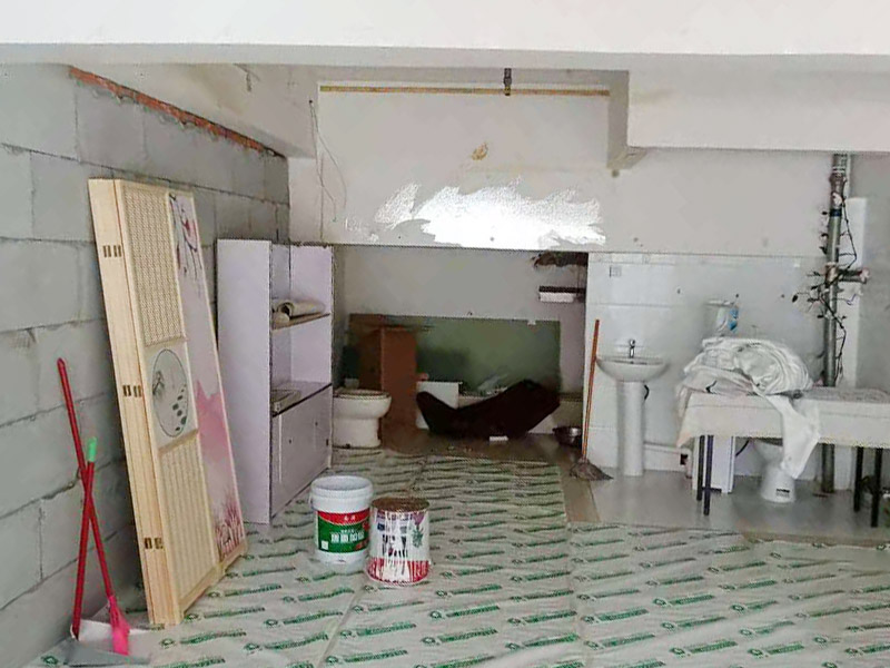 客廳石膏板隔斷安裝：石膏板宜豎向鋪設(shè)，首先確定龍骨上下兩端的方向，盡量使穿線孔對齊。同時記得豎龍骨的長度尺寸，按現(xiàn)場實測尺寸為準(zhǔn);接著豎龍骨安裝就位后，保證垂直。注意輕鋼龍骨用專用防銹自攻螺釘固定并用電動螺絲槍一次打入并擰緊；石膏板安裝時應(yīng)從板的中部向板的四邊固定。最后接縫處理使用廠家配套供應(yīng)的接縫用嵌縫膏和接縫帶。石膏板與周圍墻或柱要留有3mm的槽口，以便進(jìn)行防開裂處理。注意不可用滿批膩子代替嵌縫膩子。